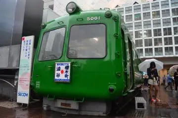 <p>Penampilan luar dari Tokyu 5000 yang dikelilingi oleh gedung moderen di kawasan Shibuya.</p>