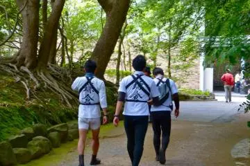 <p>Rickshaw tour guides researching the garden</p>