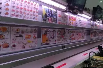 <p>사진을 보시면 레일이 위 아래로 있습니다. 그 레일을 타고 스시가 달려 오거든요 ㅎㅎ 기다리는 재미가 쏠쏠하답니다.</p>