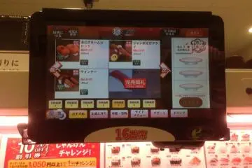 <p>이게 터치 주문판이에요. 모든게 기계화 되어있어서 터치로 주문을 하게 되구요. 자기가 먹은 것도 바로바로 확인이 가능하답니다. 스시 이외에도 튀김, 케익같은 사이드 종류와 음료수와 술도 팔고 있습니다.</p>