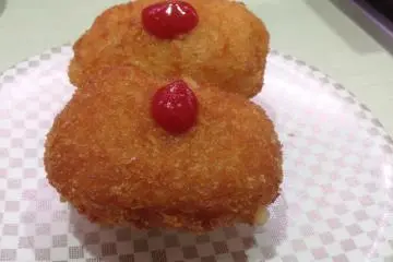 <p>제가 주문한 고로께 스시 ㅎㅎ 좀 뜨겁지만 말캉말캉한게 맛있어요.</p>