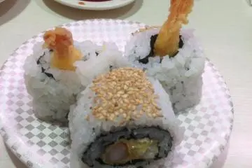 <p>이건 에비텐마키라는 스시인데요. 누드김밥안에 새우튀김을 넣어 썰어 나온 스시. 이거 굉장히 맛있고 제가 제일 좋아하는 스시입니다. 이거 많이 드시면 다른 걸 많이 못드시니 왠만하면 나중에 참았다 드세요 ㅎㅎ</p>