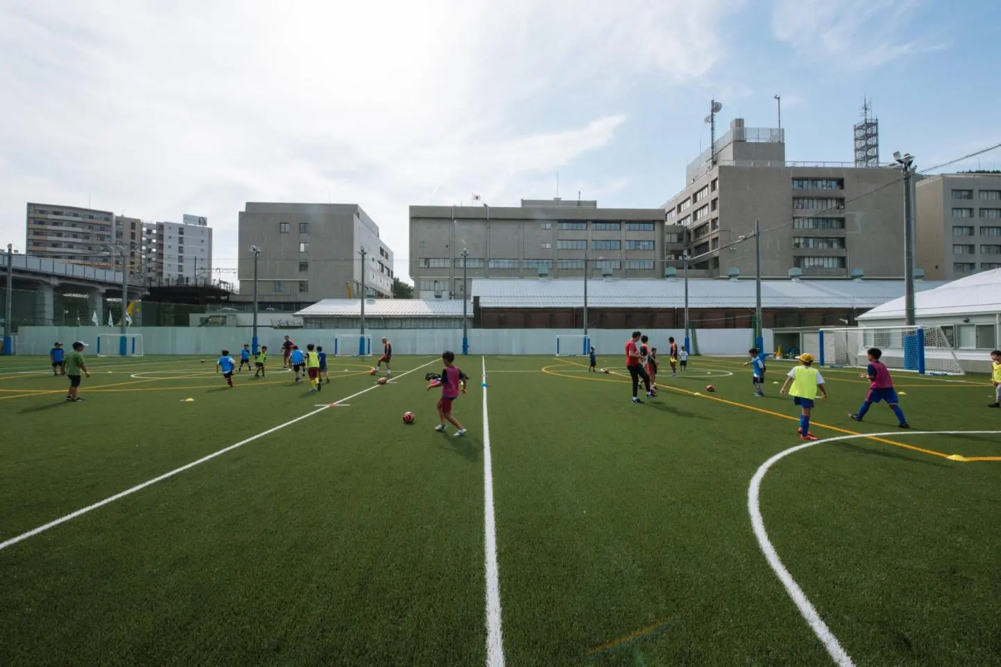 Spacious football fields ensure you'll have a great match.  (照片由: Kageaki Smith)