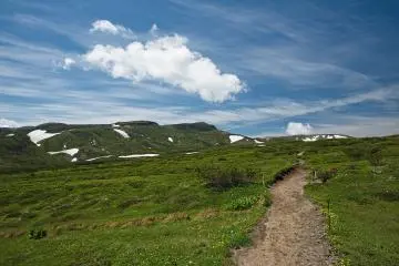 The trail leading to the Ohachi-Daira crater