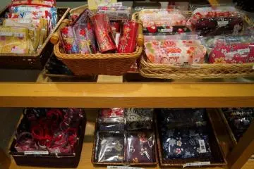 Practical and beautiful items made with chirimen that make good gifts.