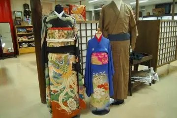 On the 2nd floor, mannequins are wearing proper kimonos with all the entailed layers and accessories.
