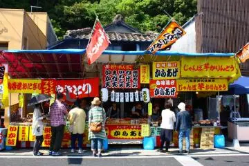 If all that shopping makes you hungry, there are also food stalls all along the street - so you can buy a snack and continue to browse!