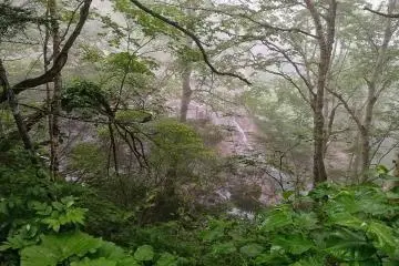 Walking down toward Fukiage Onsen