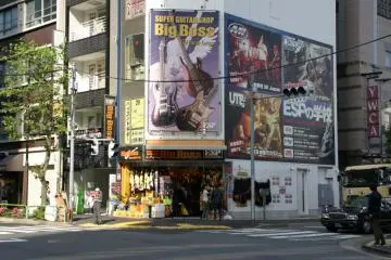 Big Boss súper tienda de guitarras. Y sigue, apenas estás a mitad del camino.