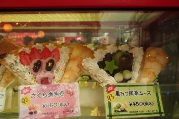 The best way to promote food it to show it. There are savoury crêpes as well, for those who are not that into sweet stuff. Displayed here are the seasonal crêpes.