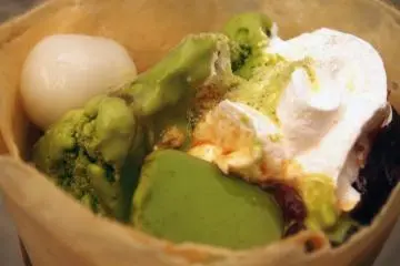I got the Kuromitsu Matcha mousse crêpe from Marion Crêpes. The crêpe itself has a more chewy texture as compared to the Angels Heart’s crêpe. Lovely matcha ice-cream and matcha pudding!