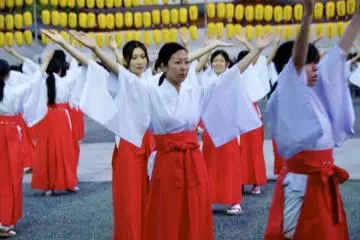 100 local ladies become shrine maidens for the evening to dance in at Hiroshima Gokoku-jinja Shrine (Photo: <a href="http://www.gethiroshima.com" target="_blank" rel="noreferrer noopener nofollow">GetHiroshima</a>)