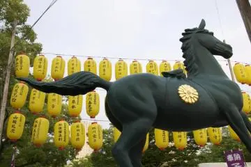 Gokoku-jinja Shrine is decorated with hundreds of lanterns (Photo: <a href="http://www.gethiroshima.com" target="_blank" rel="noreferrer noopener nofollow">GetHiroshima</a>)