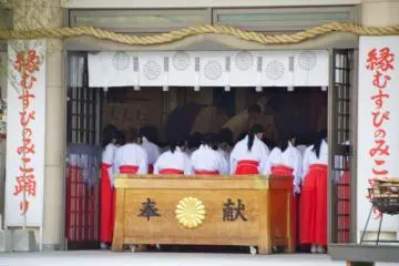 Things begin with a ceremony in the main shrine building (Photo: <a href="http://www.gethiroshima.com" target="_blank" rel="noreferrer noopener nofollow">GetHiroshima</a>)