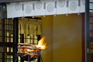 Then a ritual lightng of the "kagaribi" (Photo: <a href="http://www.gethiroshima.com" target="_blank" rel="noreferrer noopener nofollow">GetHiroshima</a>)