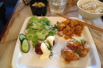 Lunch set with fried soy balls, kabocha&nbsp;(squash)&nbsp;salad and falafel (Photo: <a href="https://en.japantravel.com/profile/nicole-bauer/314" target="_blank" rel="noreferrer noopener nofollow">Nicole Bauer</a>)