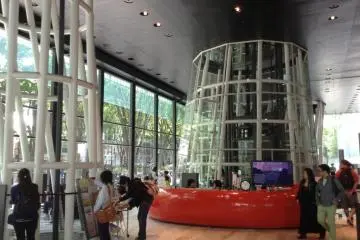 Main entrance and front desk. Pamphlets in various languages are available here.