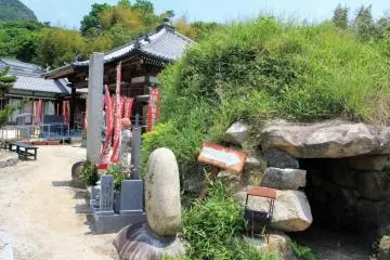 A kofun grave built in 1335 to hold the bodies of 18 samurai who committed suicide