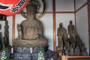 The largest wooden statue in Ehime, one of many Buddhist treasures in Hojo