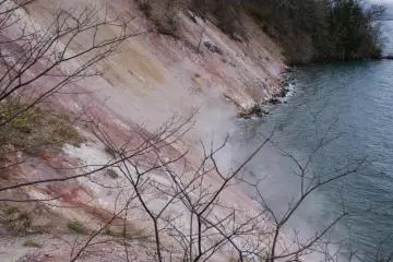 Sulphur meets the water on the Wakoto Peninsula at Oyakotsu-jigoku (Photo: RS Reynolds)