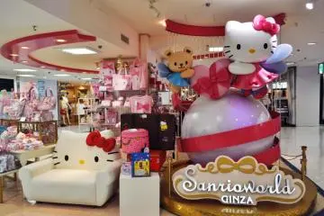 <p>Sanrioworld memiliki pemandangan Hello Kitty mengesankan di depan toko</p>