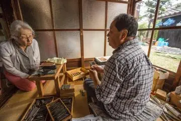 The interpreter was fascinated by the craftsmanship too.