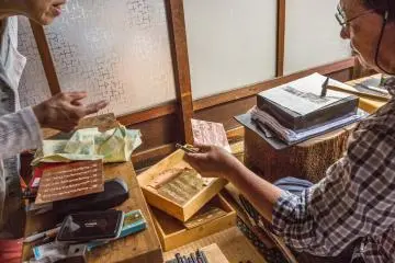The copper plate with decorative patterns. 