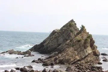 <p>กองหินติดกับชายหาดเล้ก</p>