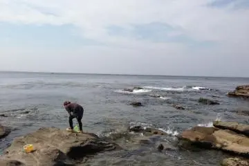 <p>이렇게 작은 바위들이 많은데요. 바위 부근에는 수심이 낮아 괜찮아보였는데 생각보다 파도가 쎄기때문에 주의를 할 필요가 있었습니다</p>