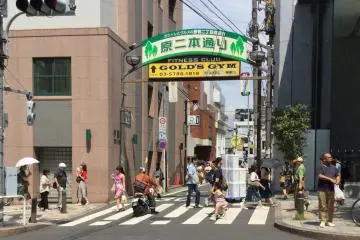 Soup Plus terletak di jalanan pertokoan yang ada di Omotesando