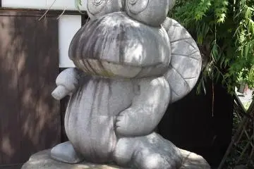 Frogs are a theme on Nawate Street