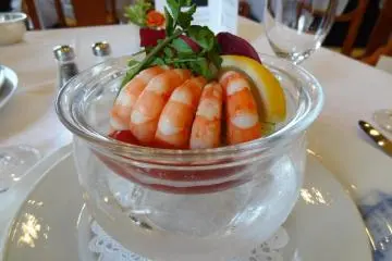 The Fujiya appetizer, Shrimp Cocktail, is chilled by ice in a glass bucket, ¥2,500