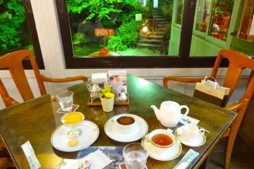 A late evening snack of mango sherbert, tiramisu and hot tea available at Orchid Lounge, ¥2,500 total