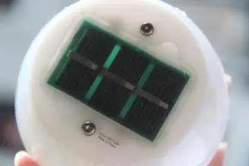 The 8.5 cm in diameter dome-shaped light is made up of a sensor, a solar panel, a battery and an LED light panel made by Panasonic. It takes 6 hours to fully charge the battery and it’s able to potentially power the LED light for up to 15 hours.