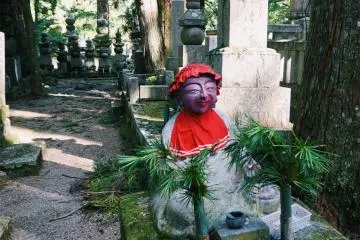 A kind spirit in the graveyard