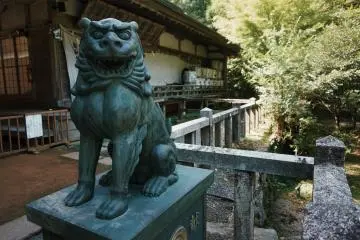 A lion guards the barrels of donated sake 