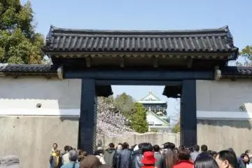 오사카성으로 들어가는 입구인 오모테몬. 중요문화재로도 지정되있습니다