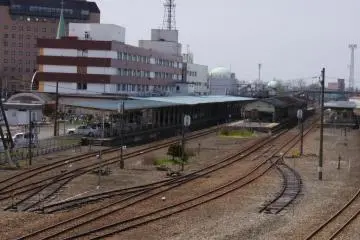 Tiba di stasiun di jalur Senmo