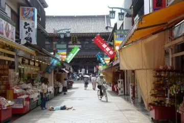 <p>อย่าลืมแวะชิมขนมหวานท้องถิ่นแสนอร่อยที่ถนน Nakamise-dori ถนนมุ่งไปสู่วัด</p>
