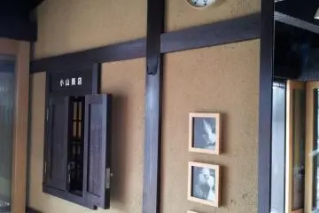<p>키시역 내부</p>