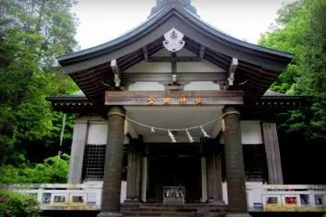 There is also a Kintoki Shrine at the base of one of the trails