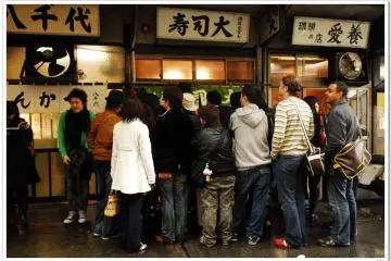 And to think this queue is still small... (Photo: <a href="https://commons.wikimedia.org/wiki/File:Sushi_restaurant_by_flyone_in_the_Tsukiji_Fish_Market,_Tokyo.jpg" target="_blank" rel="noreferrer noopener nofollow">flyone</a>)