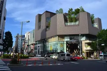 Tokyu Plaza shopping centre at the Omote-sando/Meiji-dori crossing