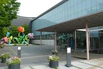 Museum front entrance (Photo: <a href="http://www.flickr.com/photos/hiroshimagab" target="_blank" rel="noreferrer noopener nofollow">jjwalsh</a>)
