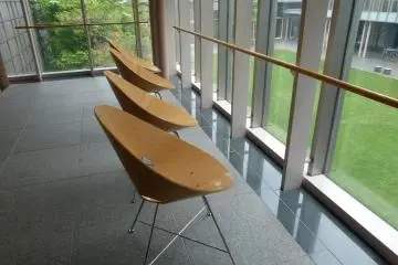 Inside seating area with view of lawn (Photo: <a href="http://www.flickr.com/photos/hiroshimagab" target="_blank" rel="noreferrer noopener nofollow">jjwalsh</a>)