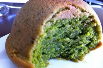 The matcha flavored "Hayama Bolo" (Hayama Sunset) is a very moist, rich-flavored cake will have you wanting more! ¥270