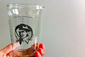 The souvenir glass beaker made by Iwaki is marked up to 200ml/1cup for your future baking needs or recycle at cafe for ¥ 200 in return
