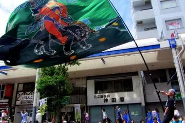 Les drapeaux sont si larges!