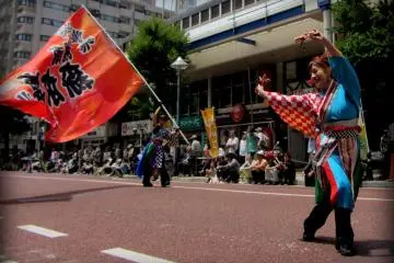 Les danseurs varient en âge, style et costume