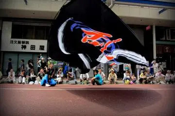 Parfois les drapeaux touchent presque le sol, mais les danseurs arrivent toujours à les relever!
